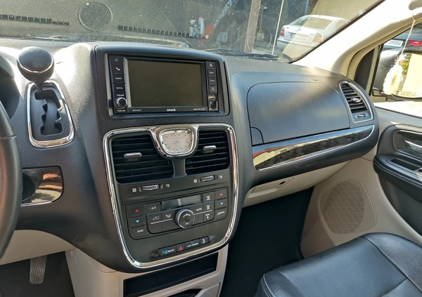 Chrysler Town &amp; Country cena 55900 przebieg: 222000, rok produkcji 2016 z Swarzędz małe 121